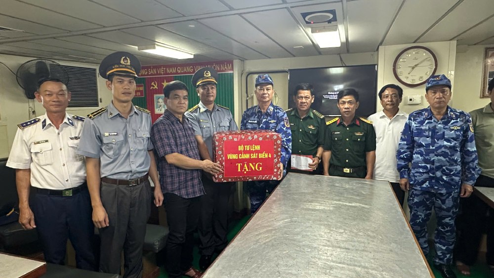 Doan cong tac dong vien, tang qua can bo, chien si Tau KN 278. Anh: BTL Vung CSB4