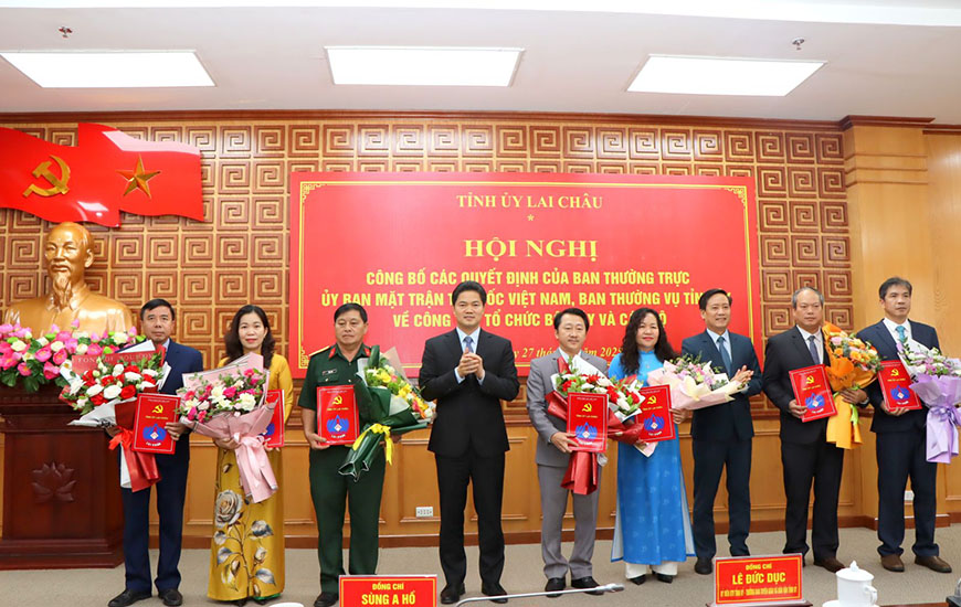 The leaders of Lai Chau province presented the decision and presented flowers to congratulate the comrades in the Standing Committee of the Vietnam Fatherland Front Committee of the province. Photo: Lai Chau Electronic Information Portal