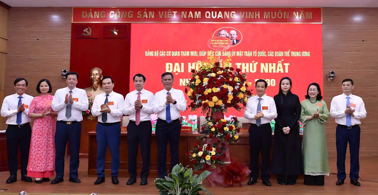 Tai Dai hoi, dai dien Thuong truc Dang uy Mat tran To quoc Viet Nam tang hoa chuc mung Ban Chap hanh nhiem ky 2025 - 2030 Dang bo cac co quan tham muu, giup viec cua Dang uy Mat tran to quoc, cac doan the Trung uong. Anh: Quynh Chi