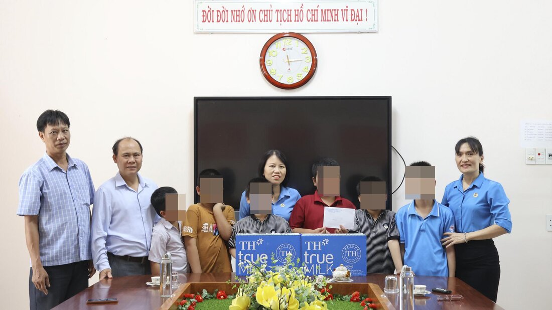 Sra. Nguyen Thi Viet Hien - Vicepresidente de las visitas de la Union Laborista Quang Ngai y da obsequios a los niños del Centro de Apoyo de Desarrollo de Educacion de Integracion Provincial. Foto: Quang Khanh