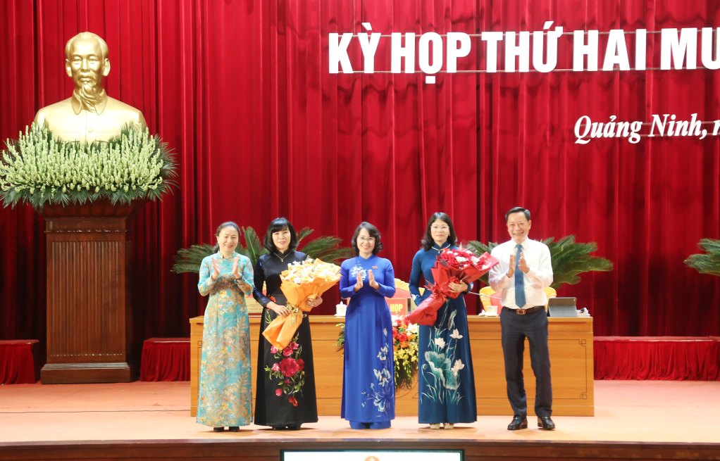 Leaders of the People's Council of Quang Ninh province presented flowers to Ms. Do Thi Ninh Huong (standing 2nd, from right) and Ms. Bui Thi Huong. Photo: Quang Ninh Provincial Media Center