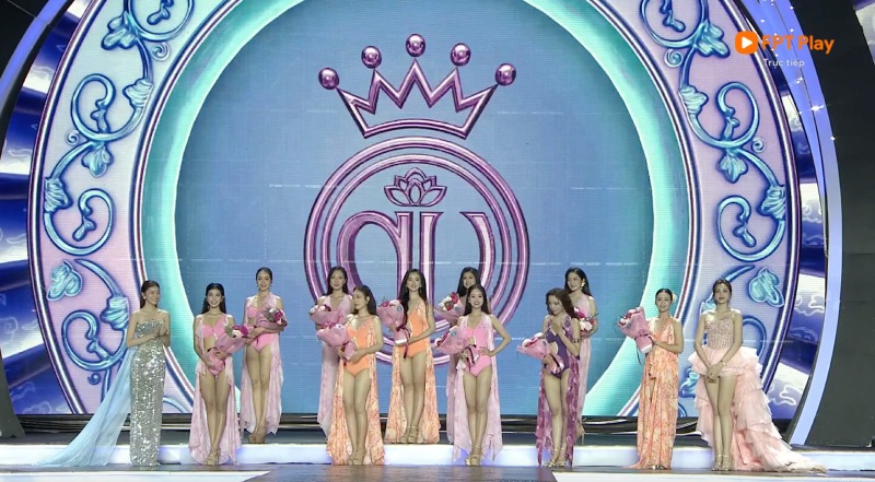 Ban to chuc tang hoa cho cac thi sinh khong lot vao top 15. Anh: Cat tu video FPT Play