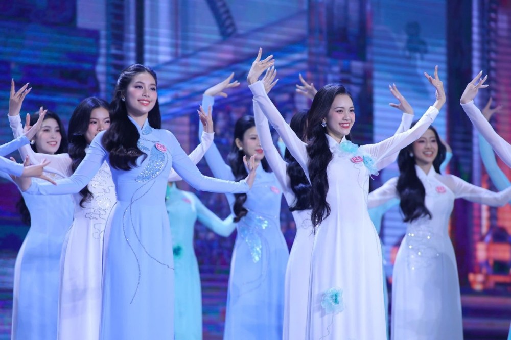 Thi sinh Hoa hau Viet Nam 2024 khoe sac trong ta ao dai. Anh: Ban to chuc