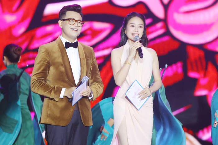 MC Duc Bao va Phi Linh dan dat chuong trinh chung ket Hoa hau Viet Nam. Anh: HHVN