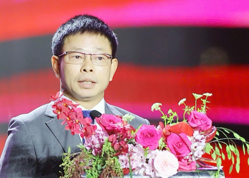 Nha bao Phung Cong Suong - Tong Bien tap Bao Tien Phong, Truong Ban to chuc Hoa hau Viet Nam 2024 phat bieu tai dem chung ket. Anh: HHVN