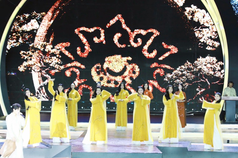 Cac thi sinh trinh dien trang phuc ao dai. Anh: HHVN