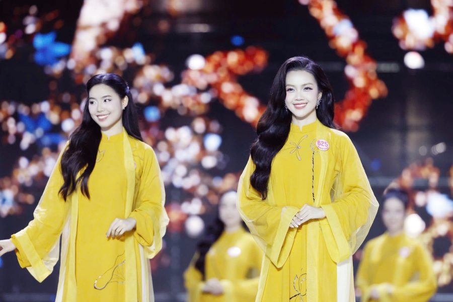 Cac thi sinh thuot tha trong ta ao dai truyen thong. Anh: HHVN