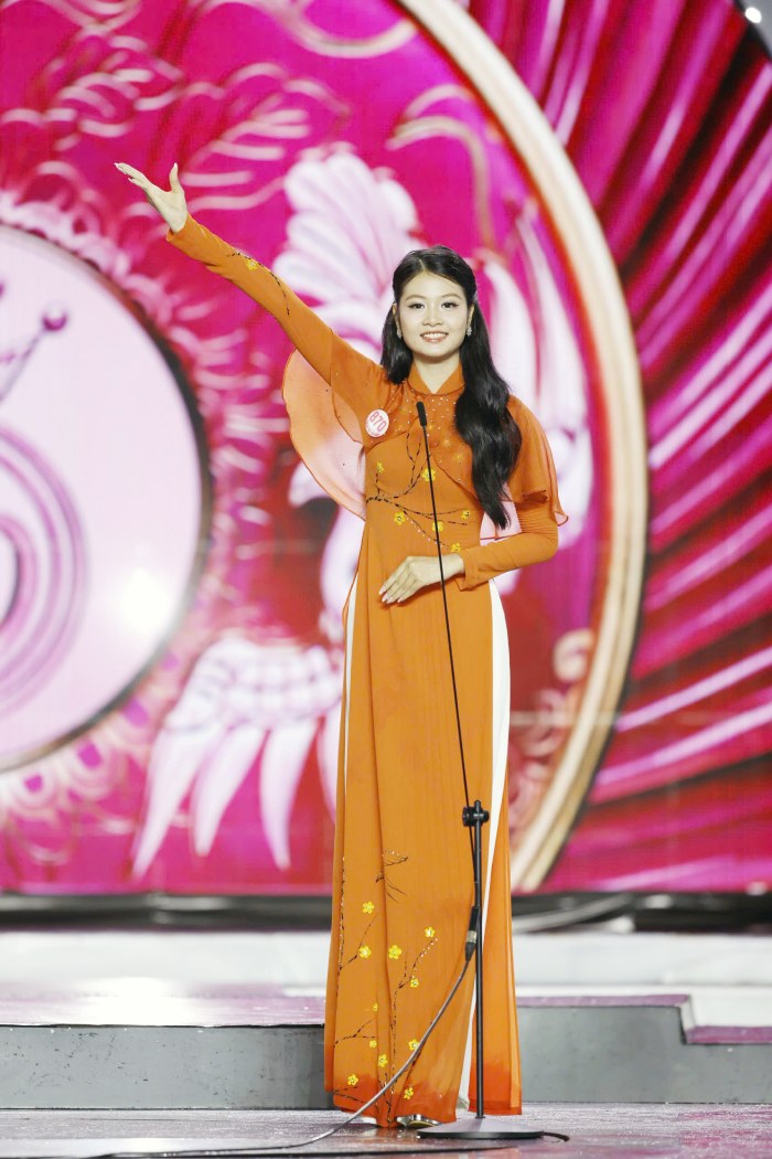 Cac thi sinh ho ten trong phan trinh dien ao dai. Anh: HHVN