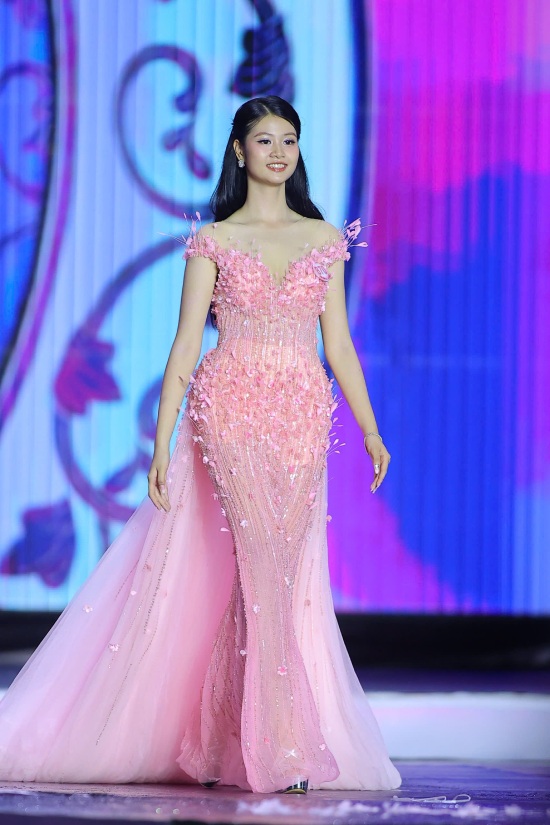 Nguoi dep Phuong Linh. Anh: HHVN