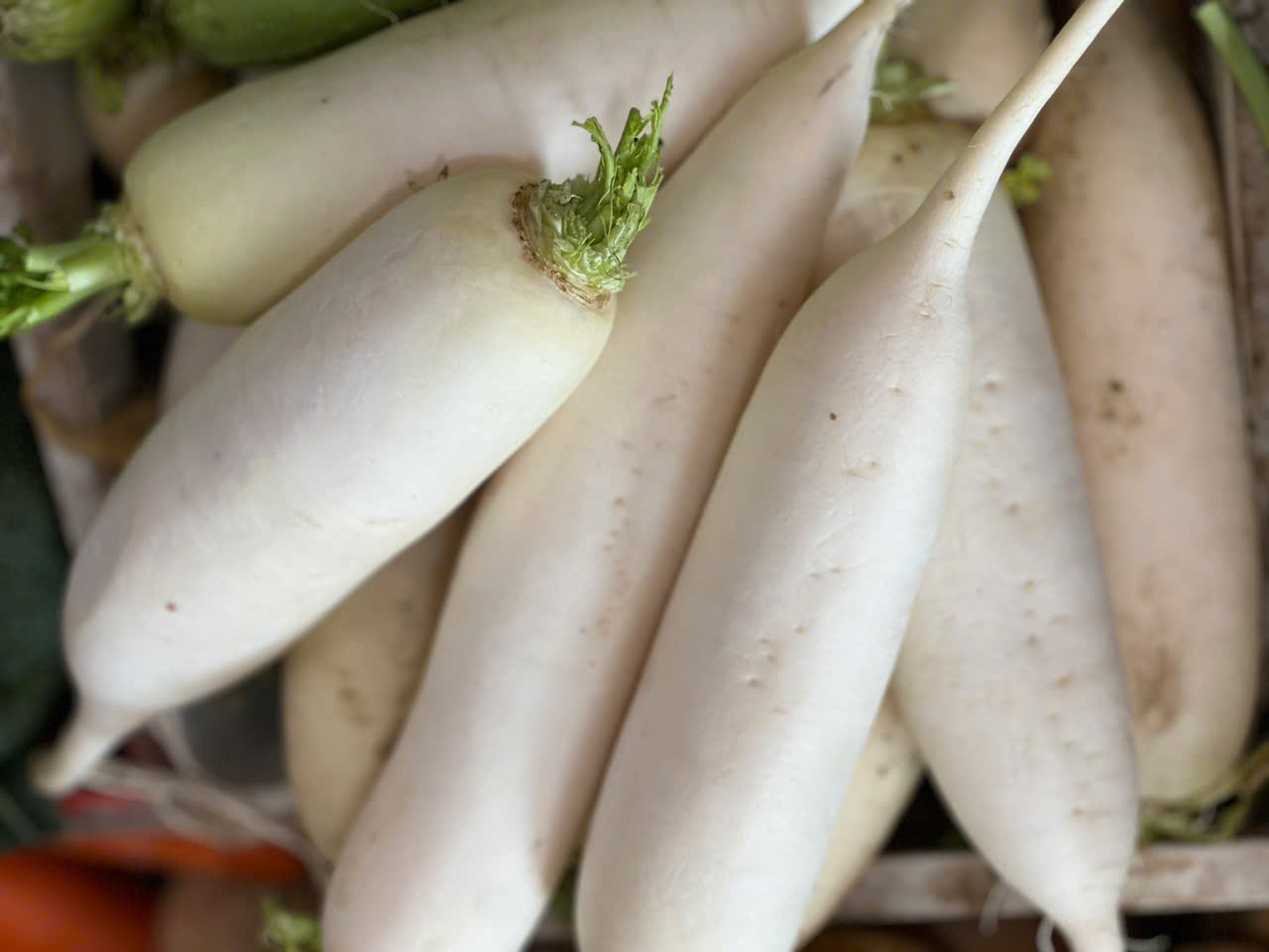 White radish cooked with seaweed helps naturally lower uric acid. Photo: Quang Minh.