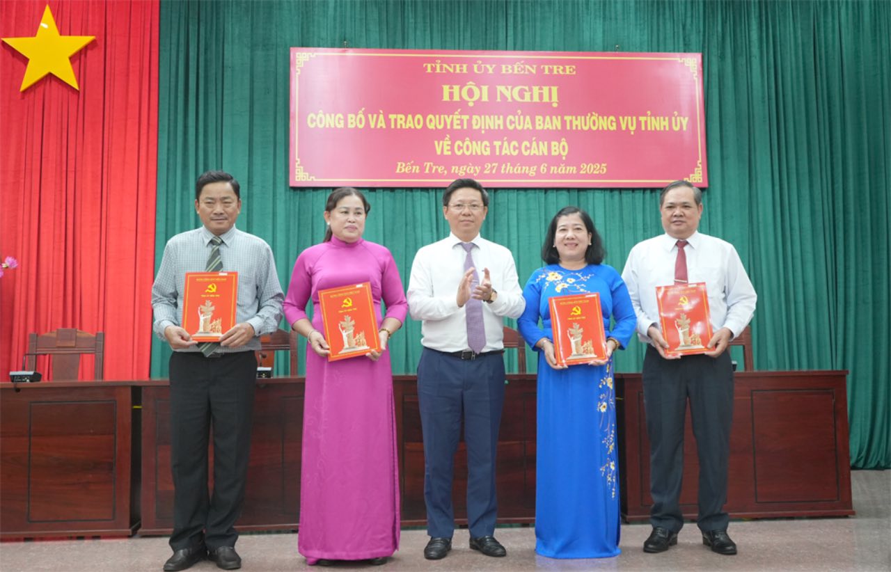 Pho Bi thu Thuong truc Tinh uy Ben Tre Tran Thanh Lam - trao quyet dinh cho cac can bo. Anh: Cong TTDT tinh Ben Tre