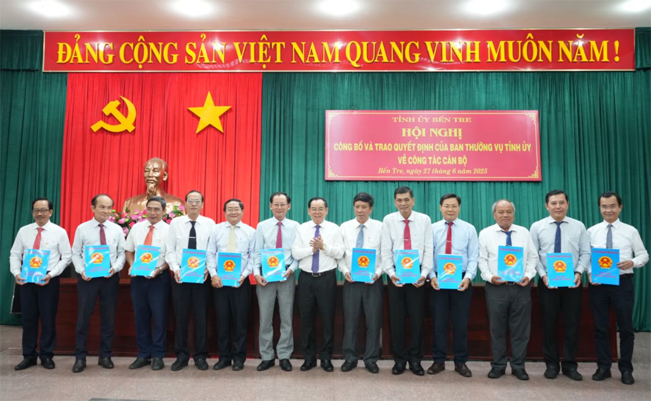 Chu tich UBND tinh Ben Tre Tran Ngoc Tam trao quyet dinh nghi huu cho nhieu can bo. Anh: Cong TTDT tinh Ben Tre