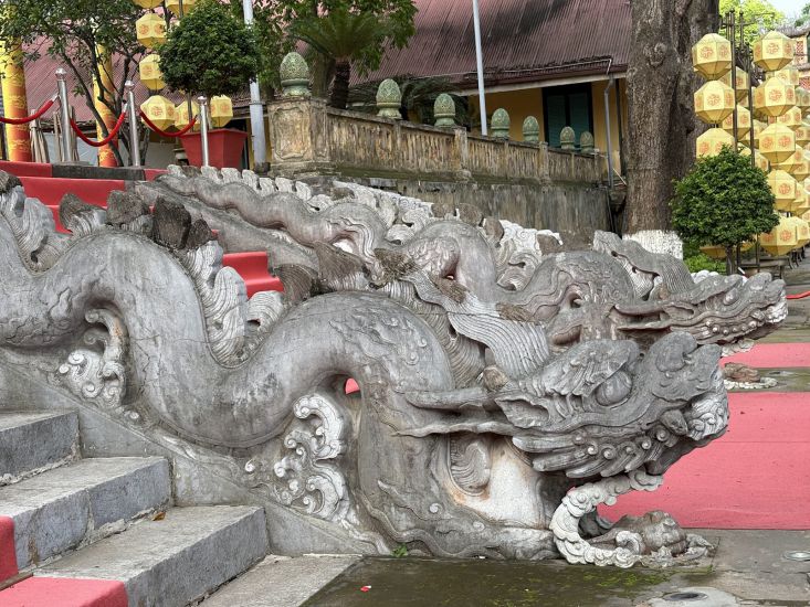 El Centro de Conservacion del Patrimonio Long Long - Hanoi ha cooperado con el Centro de Tecnologia de la Conservacion de Monumentos, el Instituto de Conservacion de Monumentos lleva a cabo una investigacion sobre el proceso de preservar y apoyar la electricidad electrica Kinh Thien despues de ser reconocido como un tesoro nacional. Foto: Pham Huyen