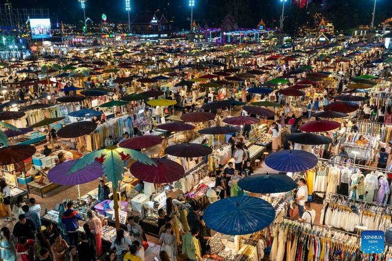 Mot cho dem o thanh pho Canh Hong thuoc Chau tu tri dan toc Thai Tay Song Ban Nap, tinh Van Nam, Tay Nam Trung Quoc. (Anh: Xinhua)