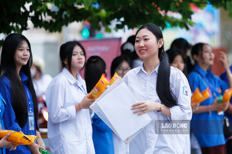 Los candidatos toman el examen de graduacion en el examen Dien Bien Phu City High School. Foto: Quang dat
