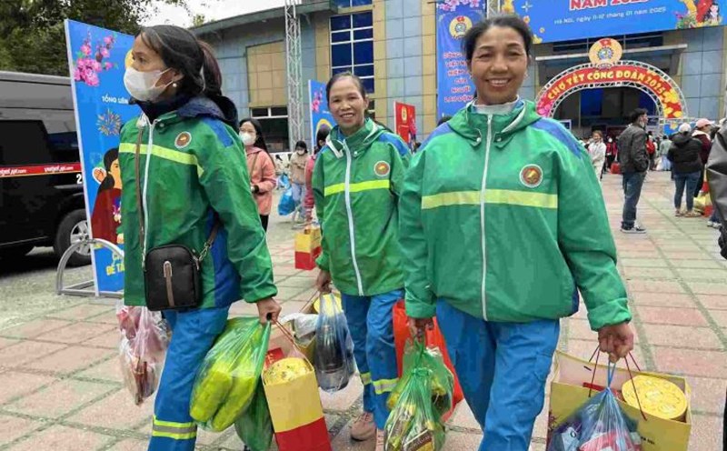 Union members and employees of the capital shop at the At Ty 2025 Trade Union Tet Market - one of the models for implementing cooperation agreements to bring benefits to union members and employees. Photo: Kieu Vu