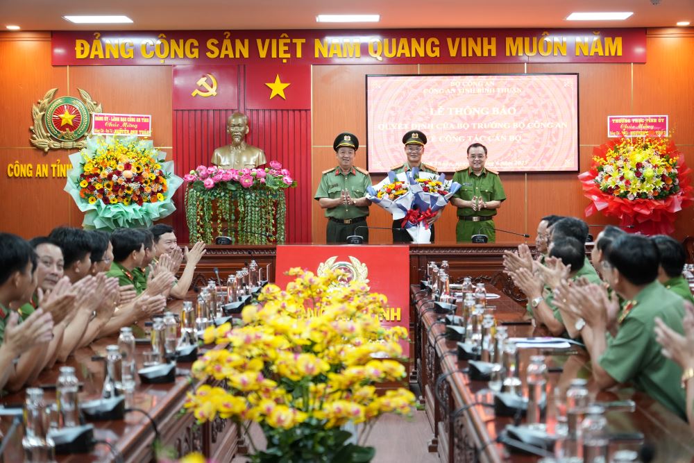 Ban Giam doc Cong an tinh Binh Thuan tang hoa chuc mung Dai ta Nguyen Anh Tuan. Anh: Nhu Y