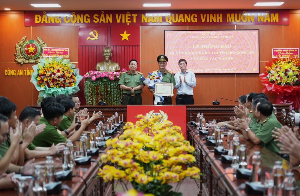 Ong Nguyen Hong Hai - Pho Chu tich UBND tinh Binh Thuan, thua uy quyen Bo Cong an tang Bang khen cho Dai ta Nguyen Anh Tuan. Anh: Nhu Y