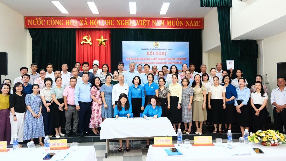 Los funcionarios de la ciudad de Da Nang entregaron sindicatos de base, sindicatos de base y sindicatos a la Union de Laborizacion de la Ciudad. Foto: Tra Van