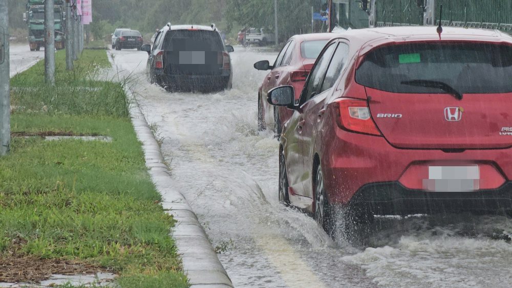 El clima noroeste el 28 de junio, con duchas y tormentas electricas dispersas, temperatura promedio de 22-32 grados C. Foto: PHUC DAT
