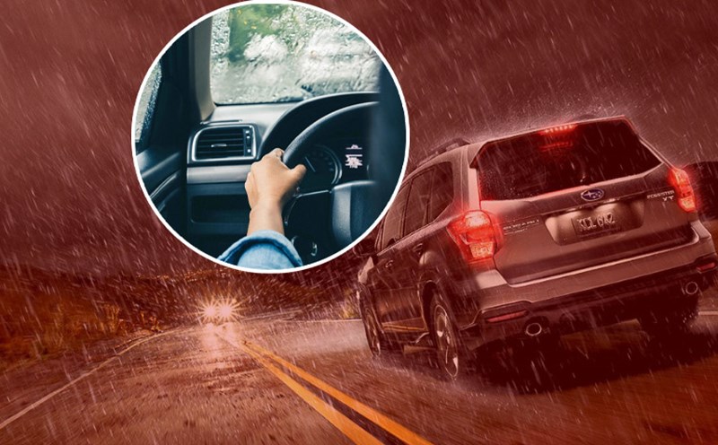 Driving a car in thunderstorms requires both skill and experience. Graphic photo: Van Thang
