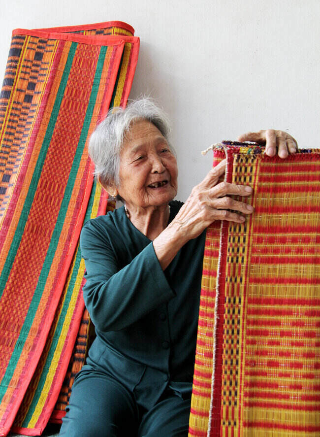 Ba Ngo Thi Pho duoc xem la mot nghe nhan uu tu voi hon 70 nam gan bo voi nghe det chieu. Anh: Hoang Loc