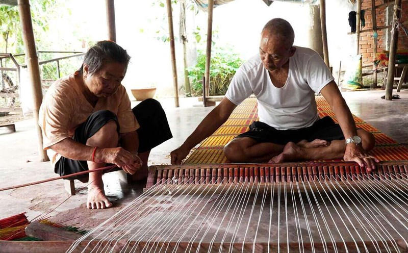 Ms. Diep Thi Som is still diligently defending the traditional handicraft. Photo: Tra Vinh Museum