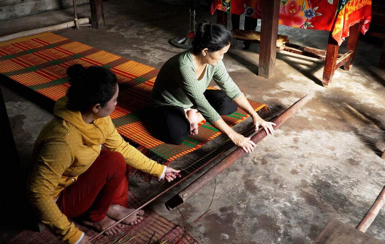Nguoi dan lang nghe Ca Hom van giu cach det thu cong bang khung tre. Anh: Bao tang Tra Vinh
