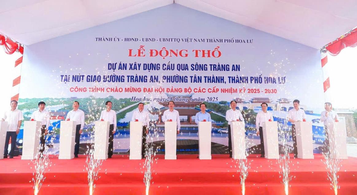 Delegates pressed the button to start the project to build a bridge over the Trang An River. Photo: Xuan Hung