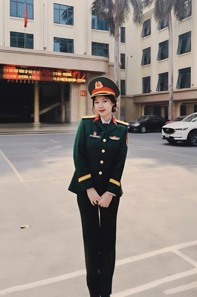 Hinh anh Chau Anh mac quan phuc theo hoc tai truong. Anh: BTC