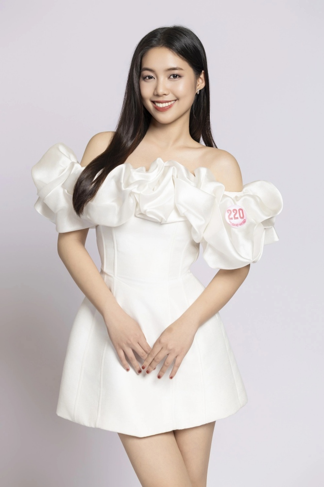 Tran Ngoc Chau Anh mang quan ham Thuong uy. Anh: HHVN