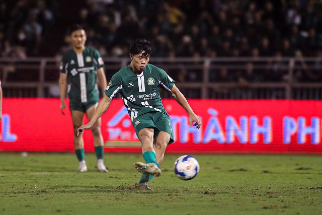 Cong Phuong sut hong 11m, bo lo co hoi quan binh ti so 1-1 cho Binh Phuoc. Anh: Thanh Vu