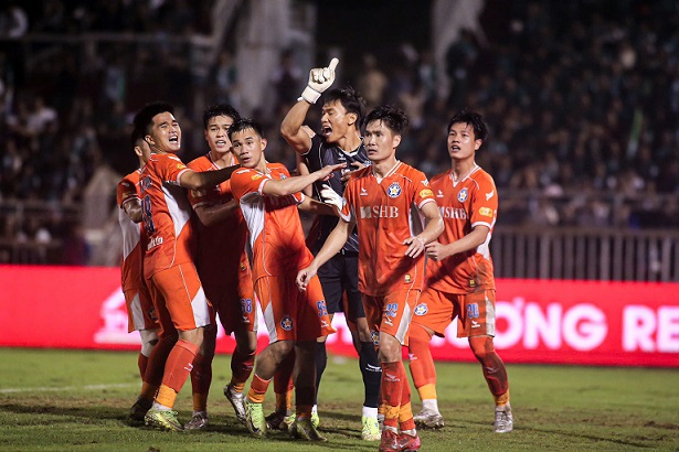 Thu thanh Bui Tien Dung sam vai nguoi hung, giup Da Nang tiep tuc o lai V.League mua sau. Anh: Thanh Vu