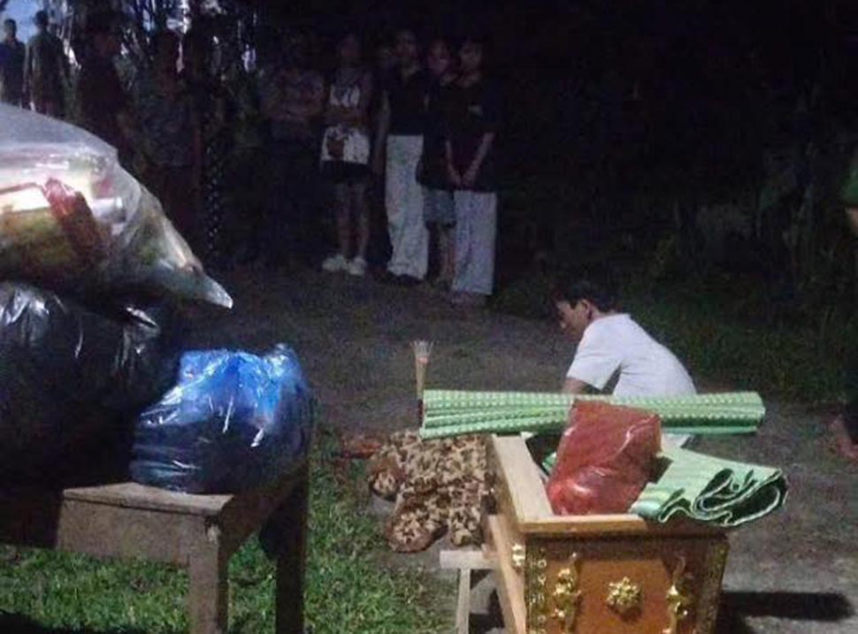 The 2-year-old boy who drowned and died is being taken home for burial. Photo: Xuan Huong.