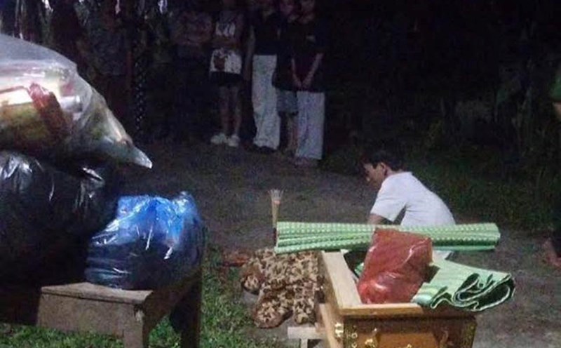 The 2-year-old boy who drowned and died is being taken home for burial. Photo: Xuan Huong.