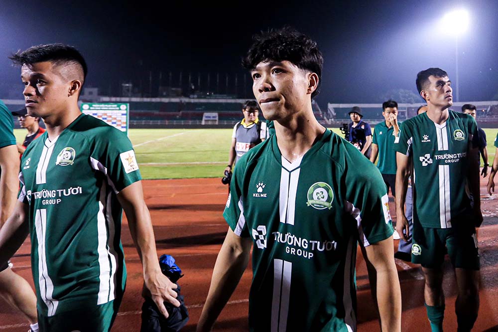 Anh mat buon ba cua Cong Phuong khi cung Binh Phuoc di vong quanh san cam on nguoi ham mo da den san Thong Nhat co vu doi.