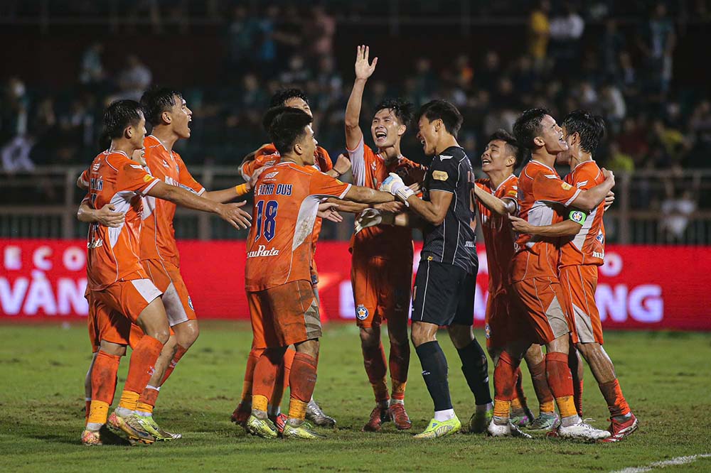 Trai nguoc voi Binh Phuoc, sau khi tieng coi man cuoc khep lai, cac cau thu Da Nang da an mung cuong nhiet khi ho van tiep tuc duoc da o V.League.