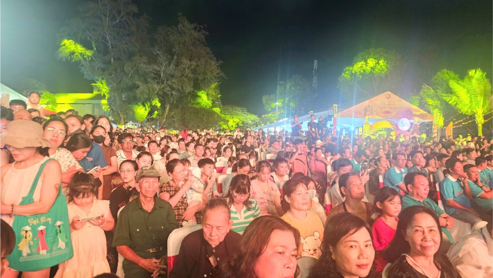 Dong dao nguoi dan, du khach den tham du le khai mac. Anh: Xuan Nhi