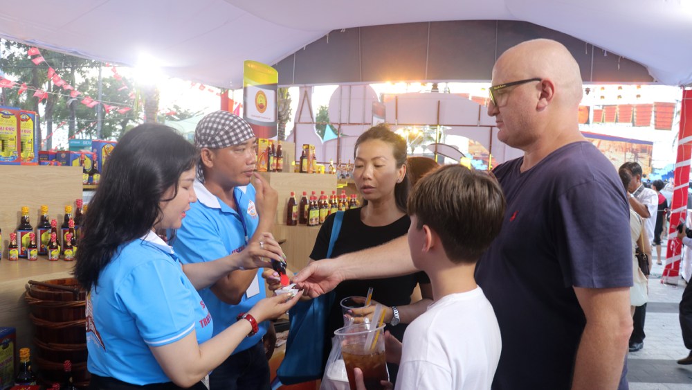Nuoc mam Phu Quoc khong chi thu hut du khach trong nuoc ma con duoc du khach ngoai nuoc ua chuong. Anh: Xuan Nhi