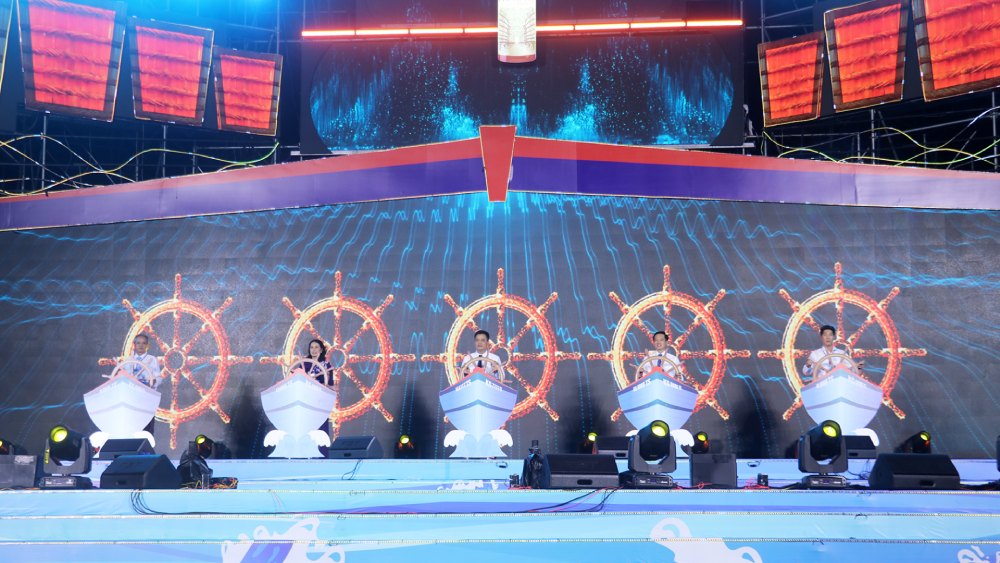 Los delegados realizan la ceremonia de apertura del festival de salsa Phu Quoc Fish. Foto: Xuan NHI