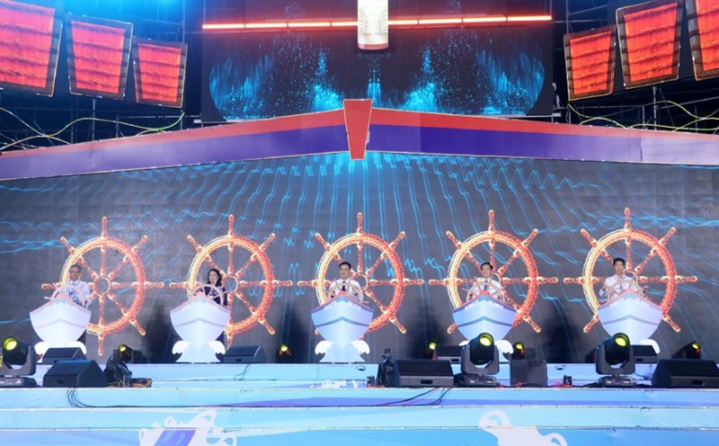 Delegates performed the opening ceremony of the Phu Quoc fish sauce festival. Photo: Xuan Nhi