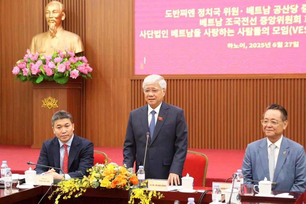Chu tich Do Van Chien phat bieu tai buoi gap go voi Doan dai bieu Hoi nhung nguoi Han Quoc yeu Viet Nam (VESAMO). Anh: Tien Dat