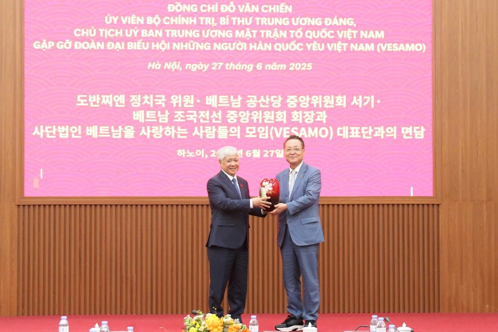 Chu tich Do Van Chien tang qua luu niem cho Doan dai bieu Hoi nhung nguoi Han Quoc yeu Viet Nam (VESAMO). Anh: Tien Dat