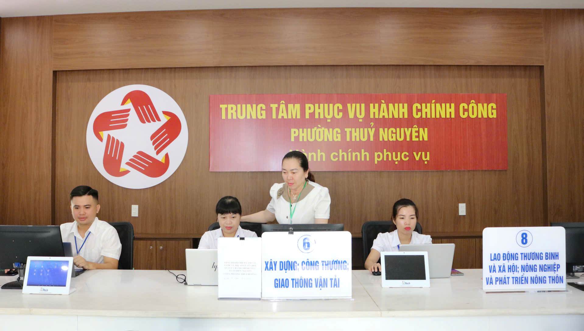 Tai phuong Thuy Nguyen, dia phuong da bo tri 1 may lay so xep hang tu dong va 12 man hinh hien thi so (treo tran); 1 bo may tinh (kem may scan de cong dan chu dong scan ho so ca nhan); may tinh (kem man hinh ti vi co lon 75 inch) de phuc vu cong dan tra cuu thu tuc hanh chinh. Phuong cung trang bi 12 bo may tinh cho can bo cong chuc thuc hien nhiem vu cong tac van thu; phuc vu tiep nhan ho so thu tuc hanh chinh va cac thiet bi de nguoi dan gop y ve su hai long. Ảnh: Minh Khue