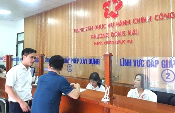 Tai tru so UBND phuong Dong Hai (moi) duoc thanh lap tren co so sap nhap phuong Dong Hai 1, Dong Hai 2 va phuong Nam Hai (quan Hai An), doi ngu can bo duoc tap huan bai ban, co so vat chat tai Trung tam Phuc vu Hanh chinh cong thiet lap day du, hien dai, dong bo, san sang phuc vu nhan dan tu 1.7. Ảnh: Mai Chi