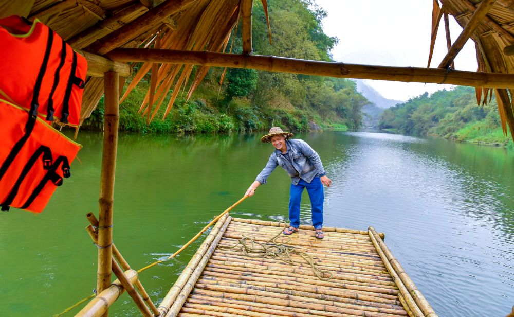 Anh Ha Van Thuong – chu doi be phuc vu khach phan khoi vi nhung nam tro lai day co nhieu khach den tham quan, trai nghiem. Anh: Minh Hoang