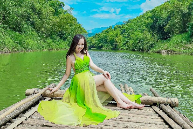 Nhieu du khach check-in, luu giu lai hinh anh khi trai nghiem tren dong suoi bang be tre. Anh: Minh Hoang