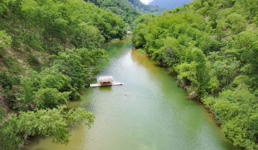 Nhung chiec be tre lung lo troi tren dong suoi. Anh: Minh Hoang