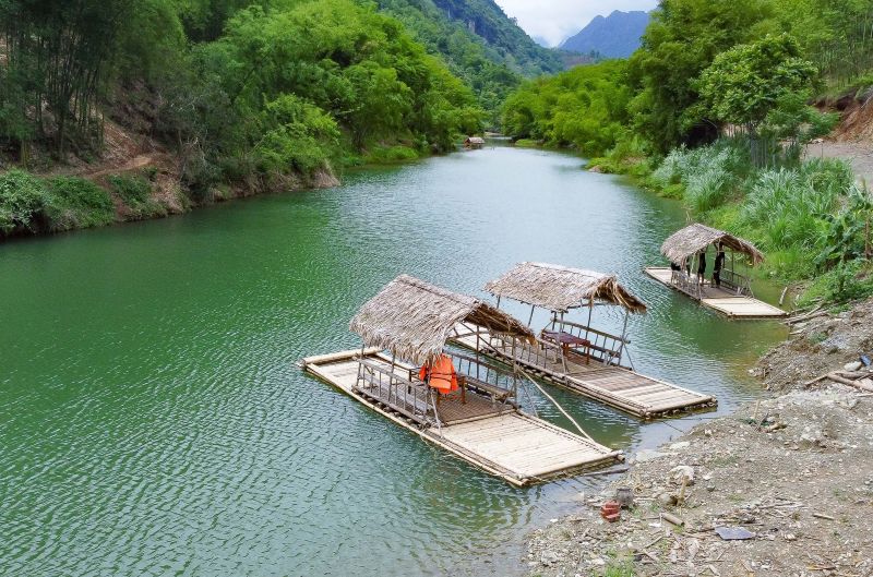 Nhung nam tro lai day, hinh thuc du lich trai nghiem bang be tre tren suoi Cham hut du khach den trai nghiem. Anh: Minh Hoang