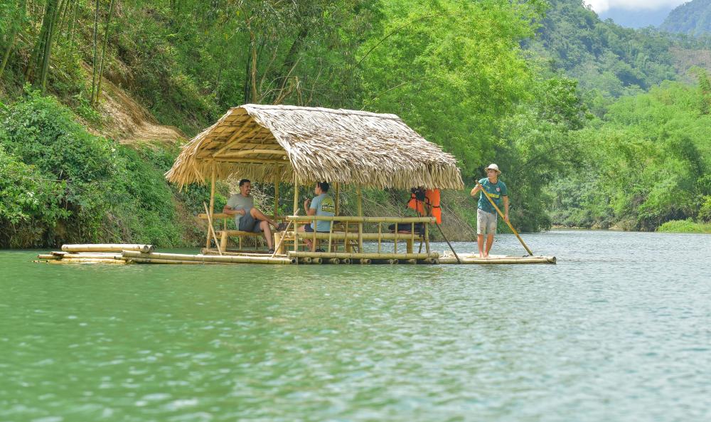 Cac du khach trai nghiem, tan huong khong khi thoang dang tren dong suoi. Anh: Minh Hoang